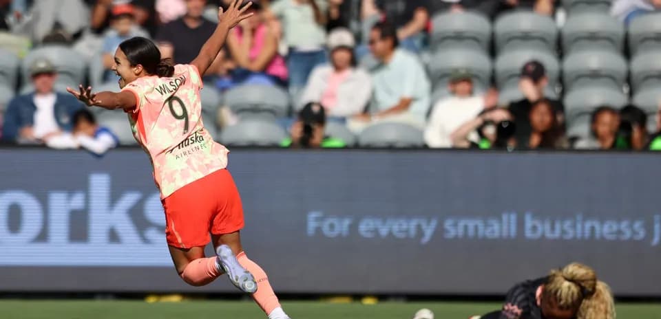 Jugador celebrando durante el partido de fútbol