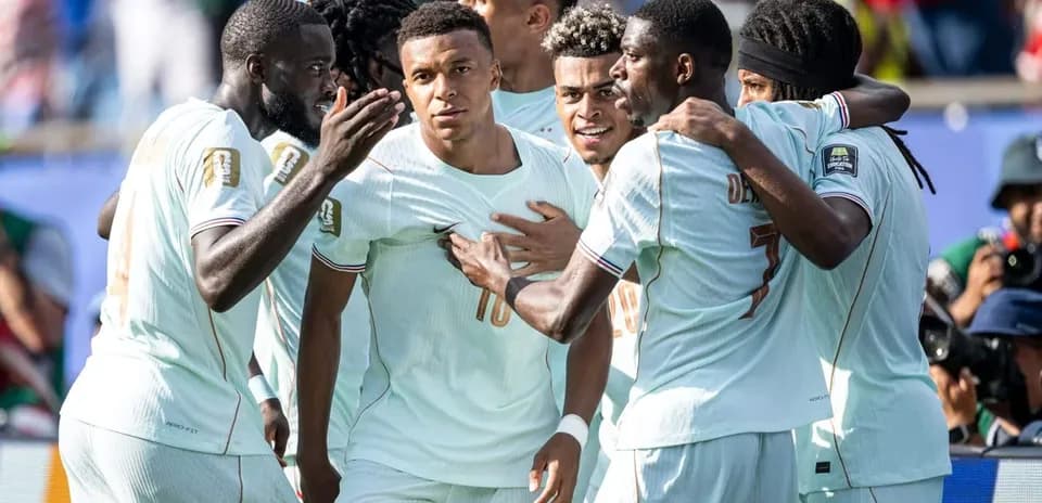 Jugadores celebrando un gol en el partido
