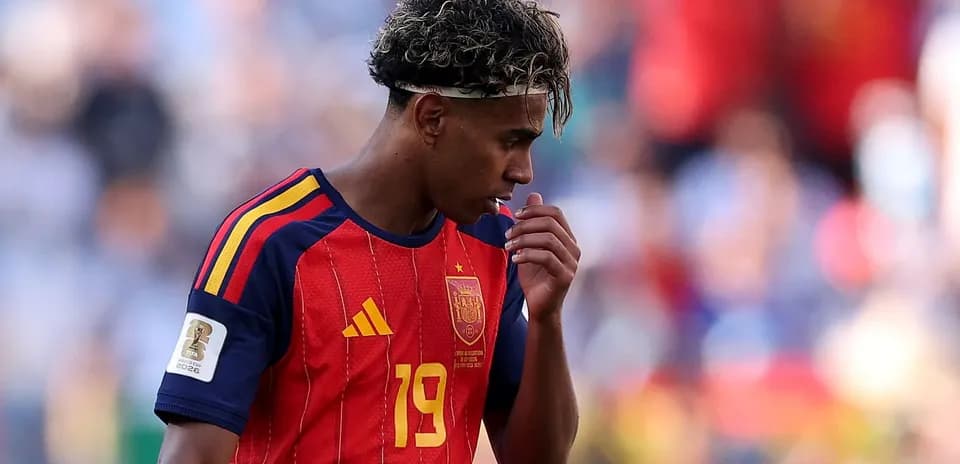 Jugador de España con camiseta roja durante un partido
