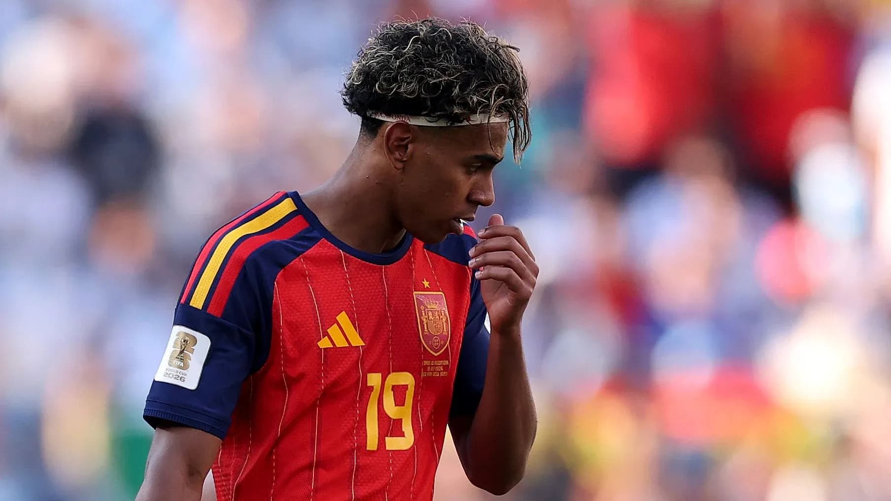 Jugador de España con camiseta roja durante un partido