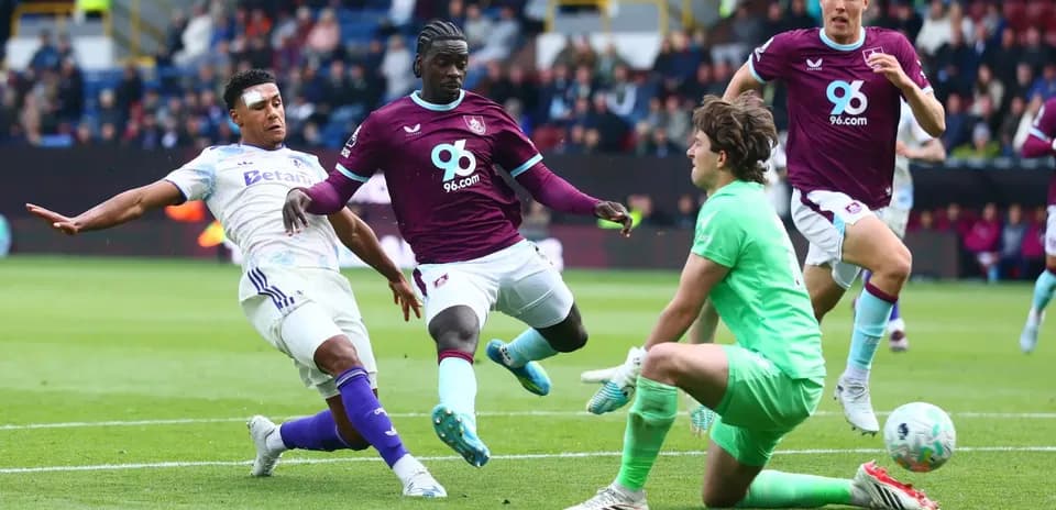 Jugadores de Burnley y Aston Villa en acción