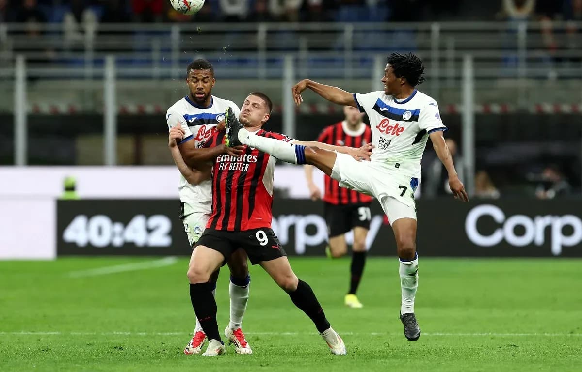 Jugador de AC Milan luchando por el balón