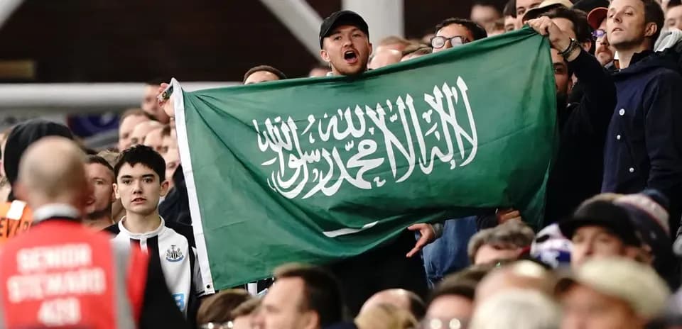 Afan con bandera de Arabia Saudita en el estadio