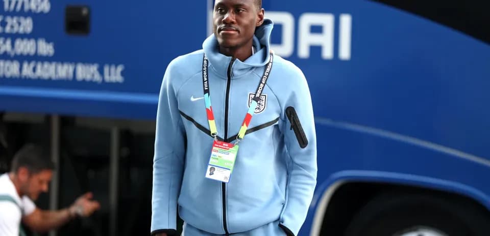 Jugador llegando al autobús de la selección inglesa