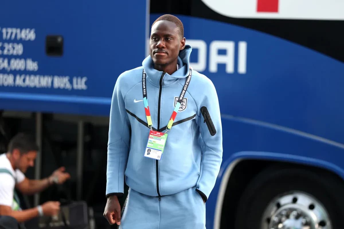 Jugador llegando al autobús de la selección inglesa