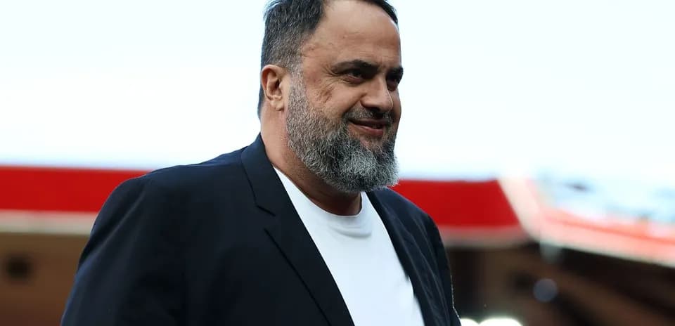Hombre con barba caminando en un estadio