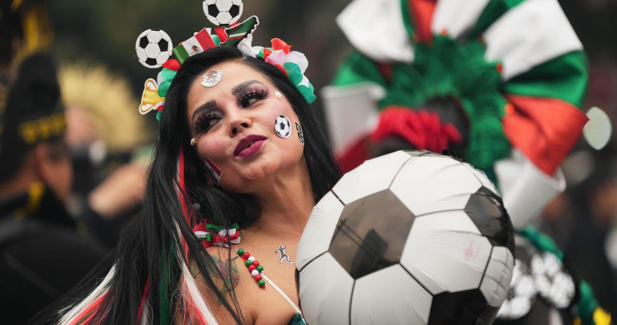 Fan mexicana con balón de fútbol en celebración