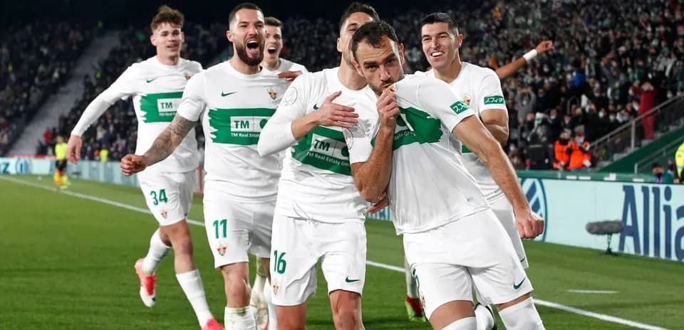 Celebración de jugadores del Elche tras un gol