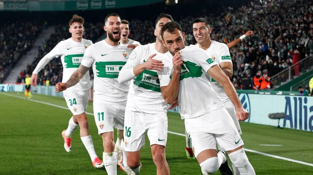 Celebración de jugadores del Elche tras un gol
