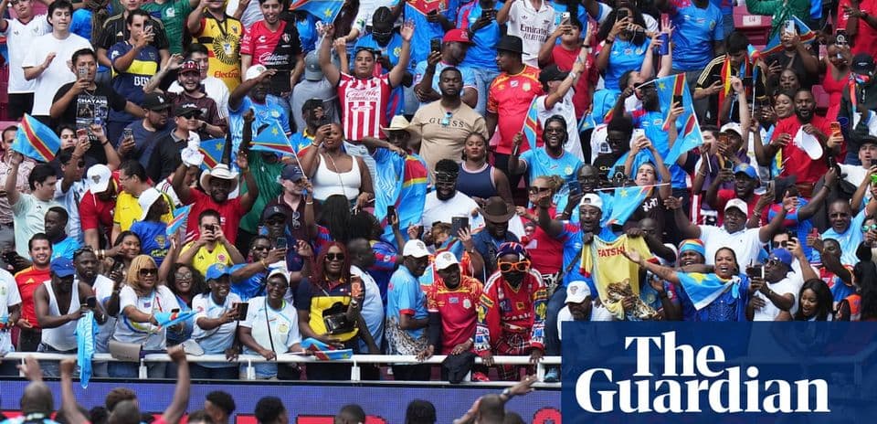 Aficionados con banderas en un estadio animado