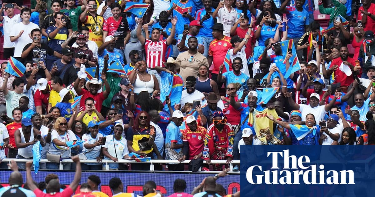 Aficionados con banderas en un estadio animado