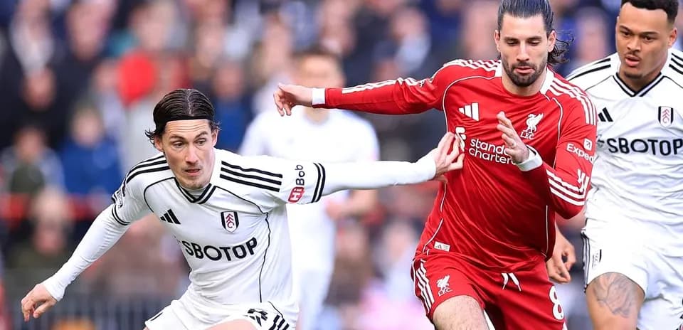 Jugadores de Fulham y Liverpool luchando por el balón