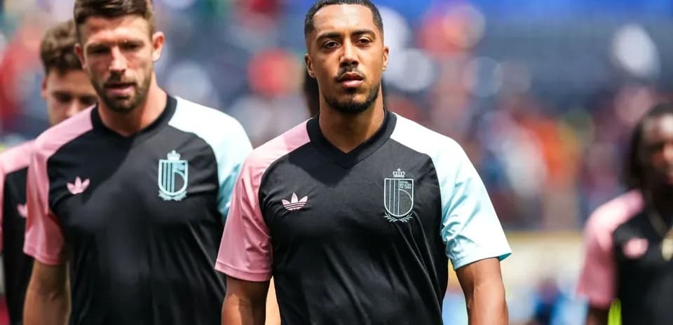 Jugadores de fútbol caminando antes del partido