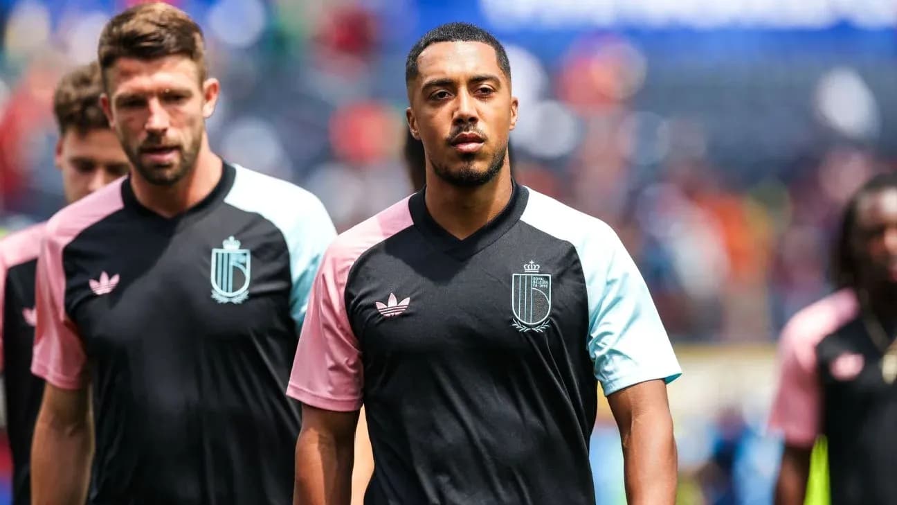 Jugadores de fútbol caminando antes del partido