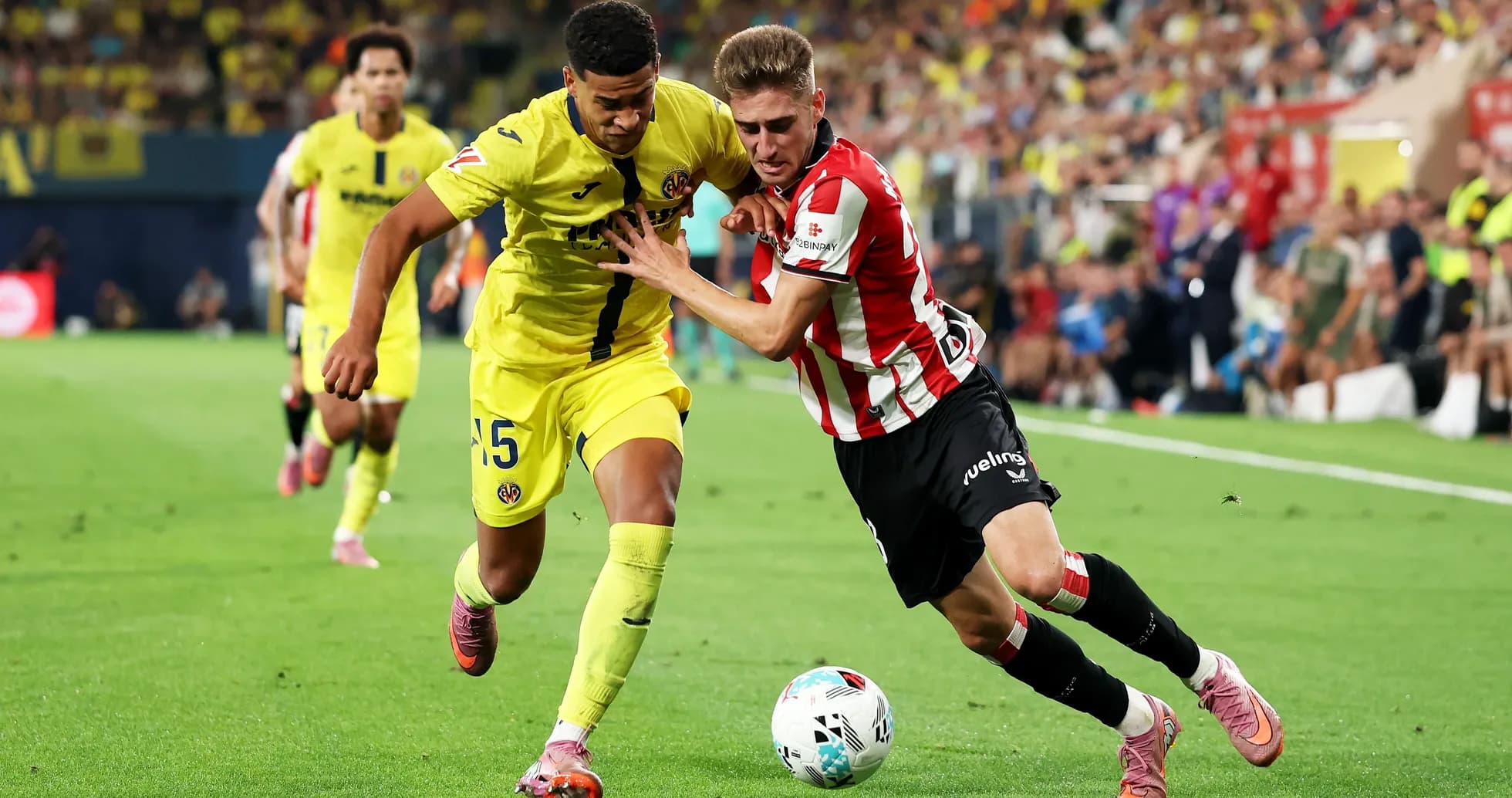Jugador de Villarreal compitiendo por el balón
