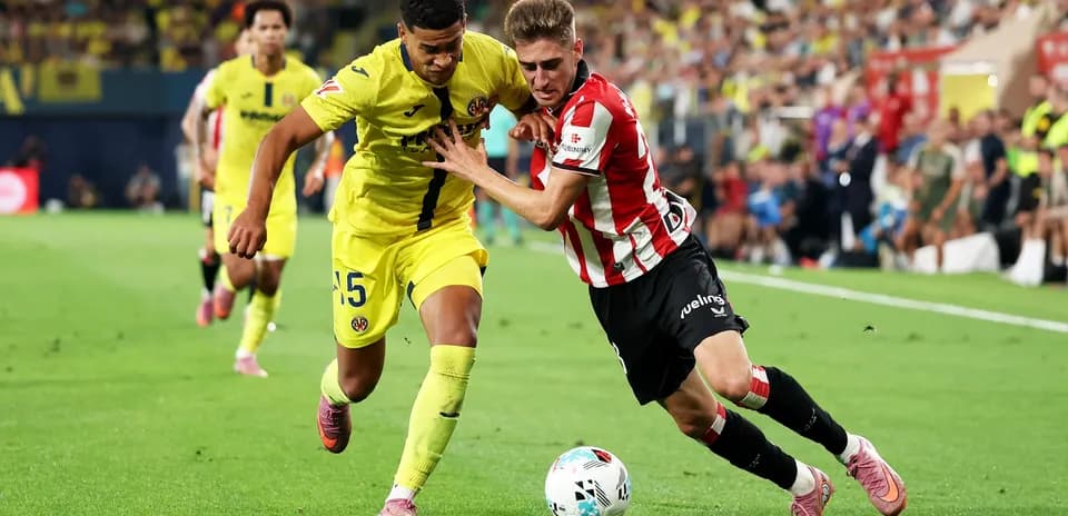 Jugador de Villarreal compitiendo por el balón