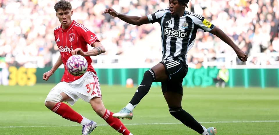 Jugador de Nottingham Forest y Newcastle compitiendo