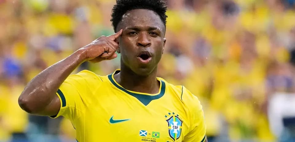 Jugador de Brasil celebrando con gesto de dedicatoria