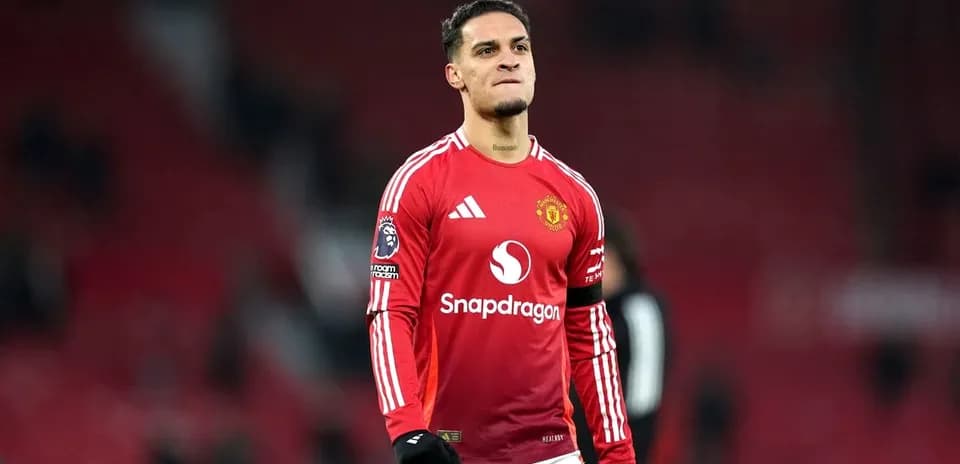 Jugador de Manchester United en uniforme rojo en el campo