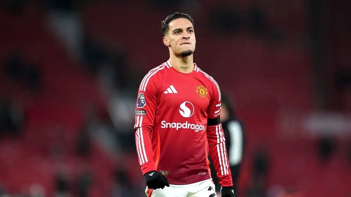 Jugador de Manchester United en uniforme rojo en el campo