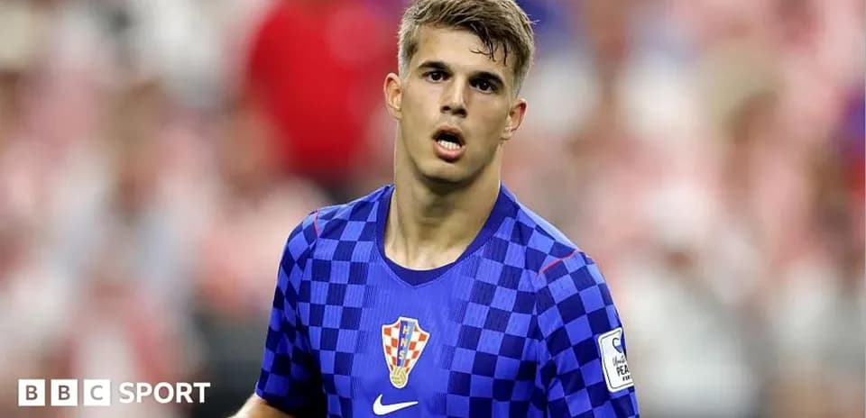 Jugador croata con camiseta a cuadros en el campo