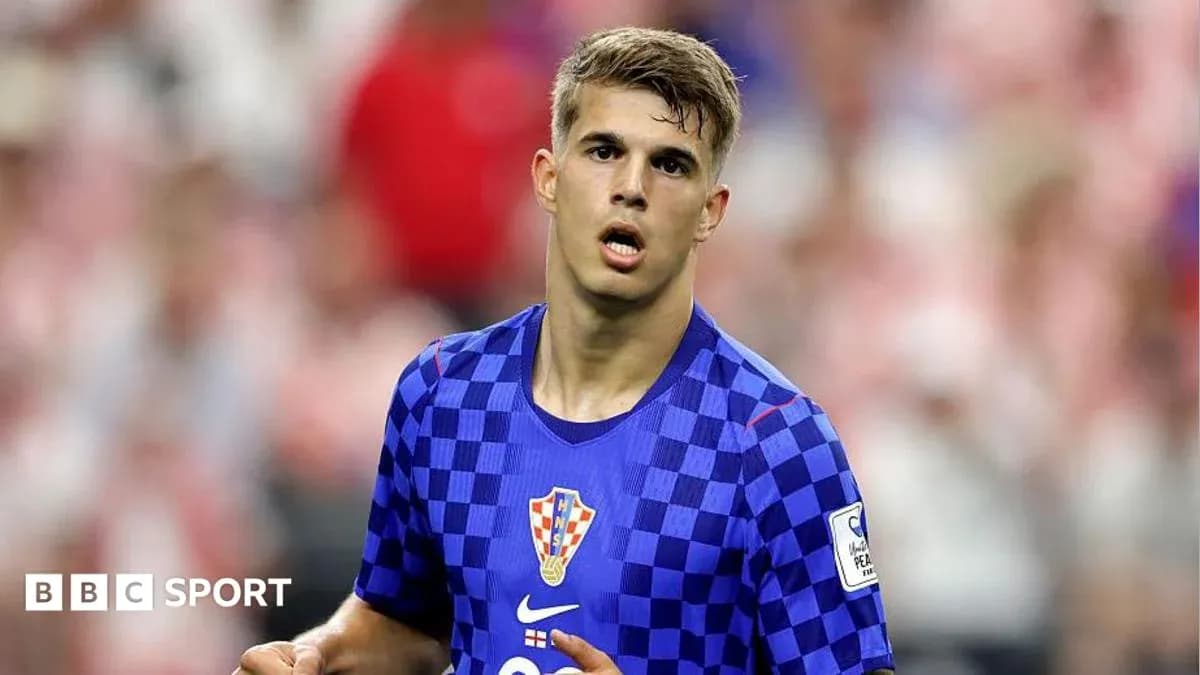 Jugador croata con camiseta a cuadros en el campo