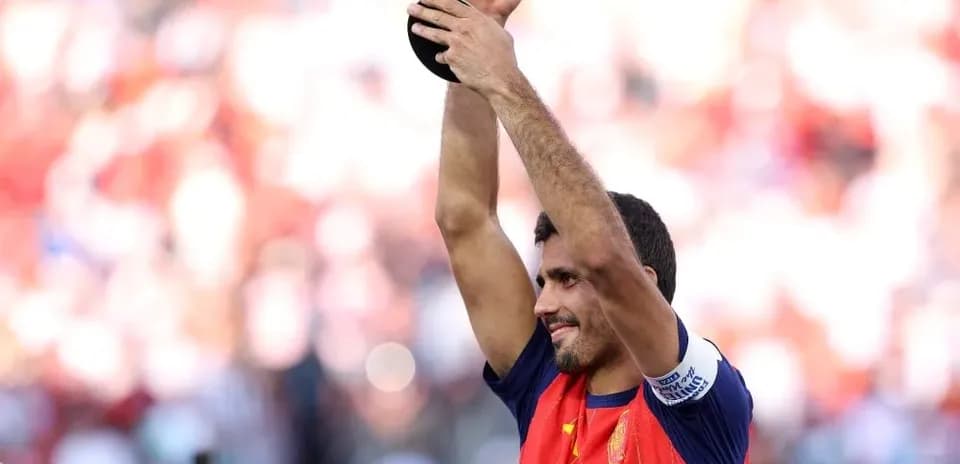 Jugador levantando el trofeo de campeón