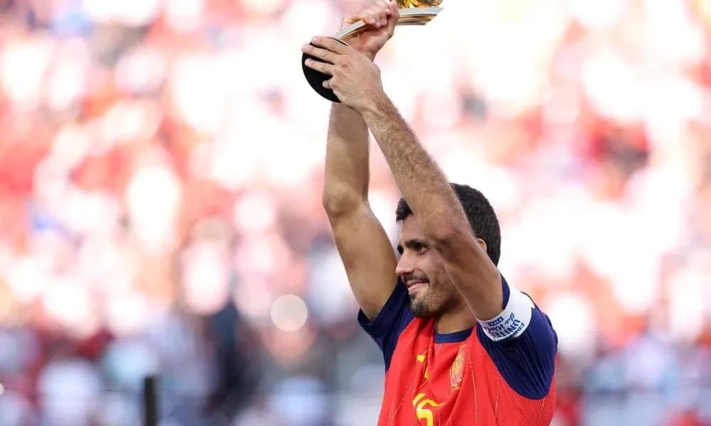 Jugador levantando el trofeo de campeón
