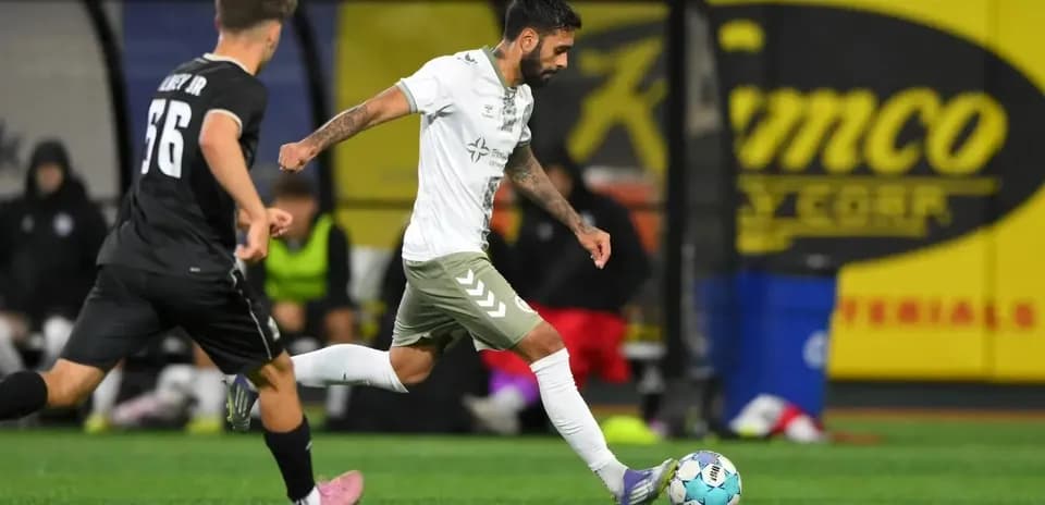 Jugador del NY Cosmos avanzando con el balón