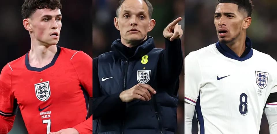 Tres jugadores de Inglaterra en un partido de fútbol