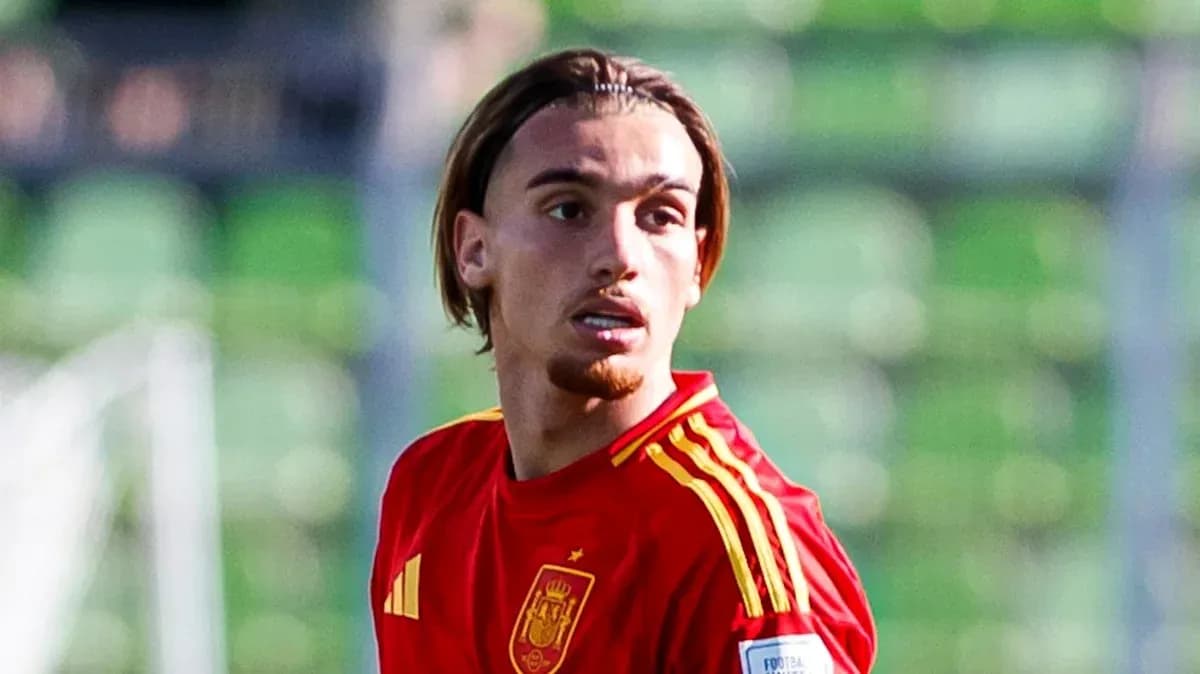 Jugador de España en campo durante el entrenamiento
