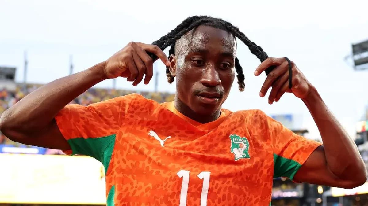 Jugador ajustando su peinado en el campo