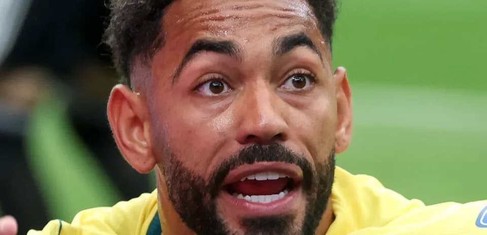 Jugador de fútbol celebrando en el campo