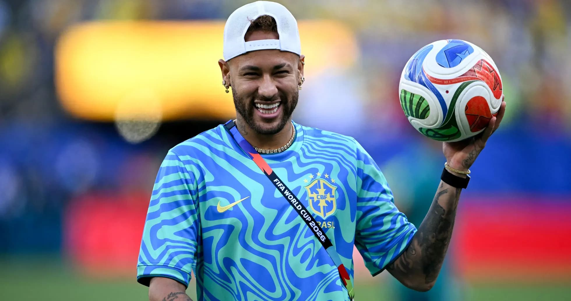 Neymar sosteniendo un balón en el campo