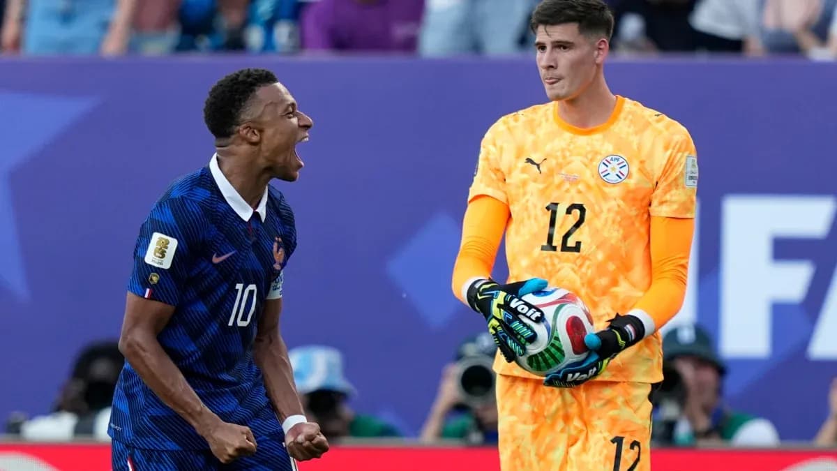 Jugador de Francia celebrando mientras portero de Paraguay sostiene balón