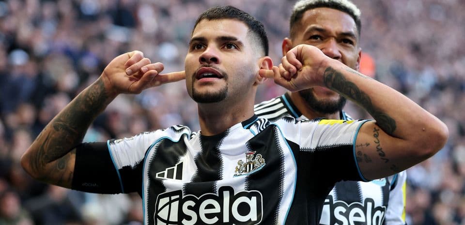 Jugador celebrando con los dedos en los oídos