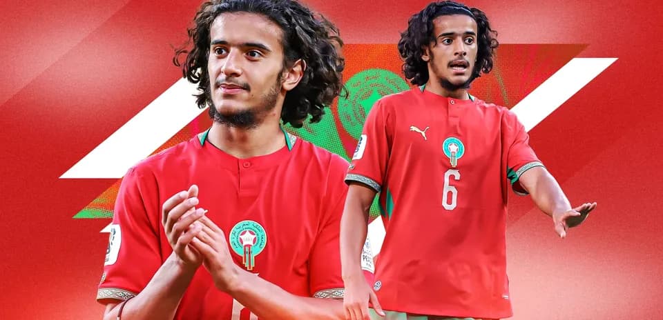 Jugador de Marruecos en camiseta roja durante partido