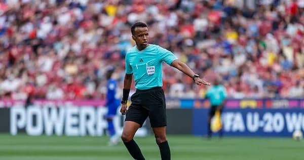 Árbitro dirigiendo el juego en un partido