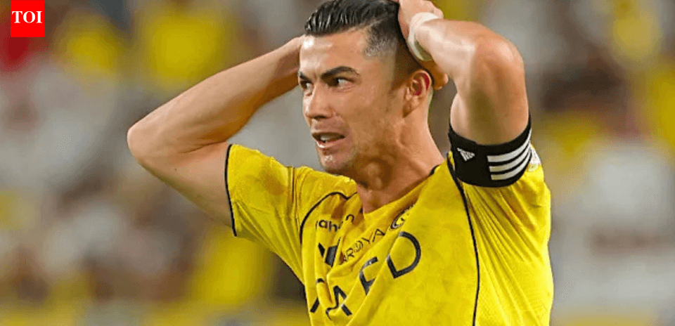 Jugador con camiseta amarilla sujetándose la cabeza