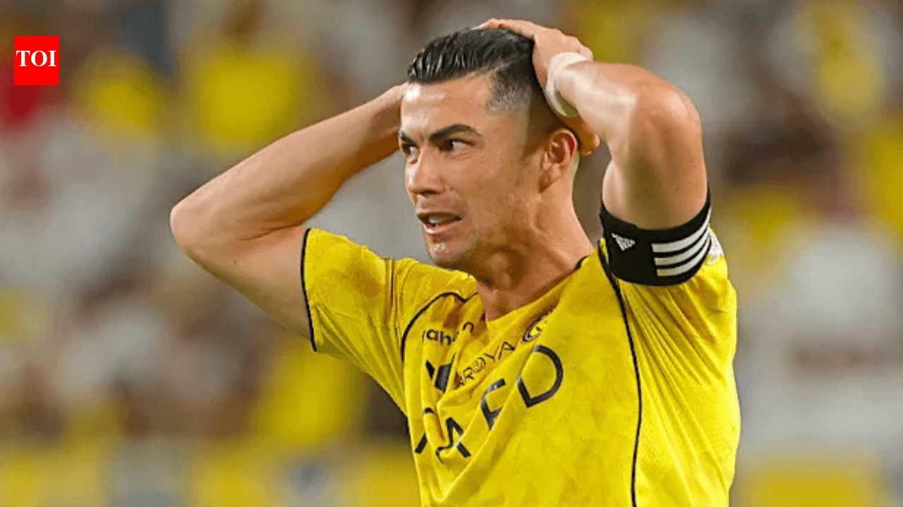 Jugador con camiseta amarilla sujetándose la cabeza