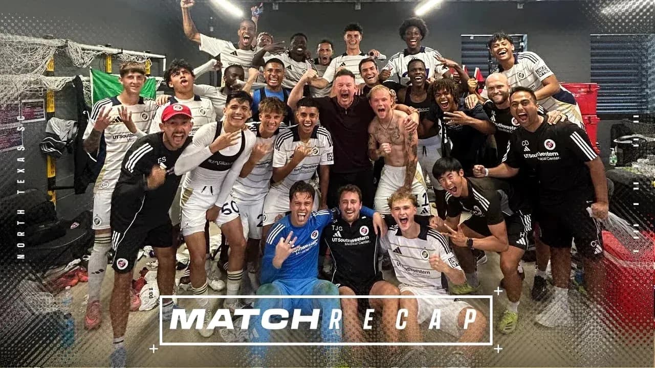 Jugadores de North Texas celebrando en el vestuario