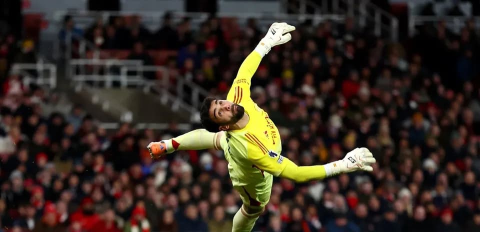 Portero volando para detener un tiro en el partido