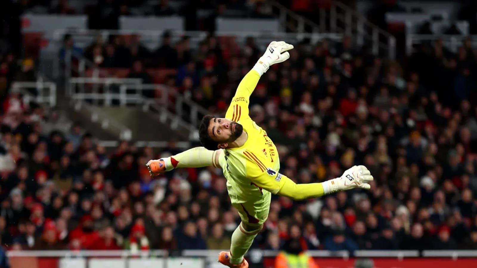Portero volando para detener un tiro en el partido