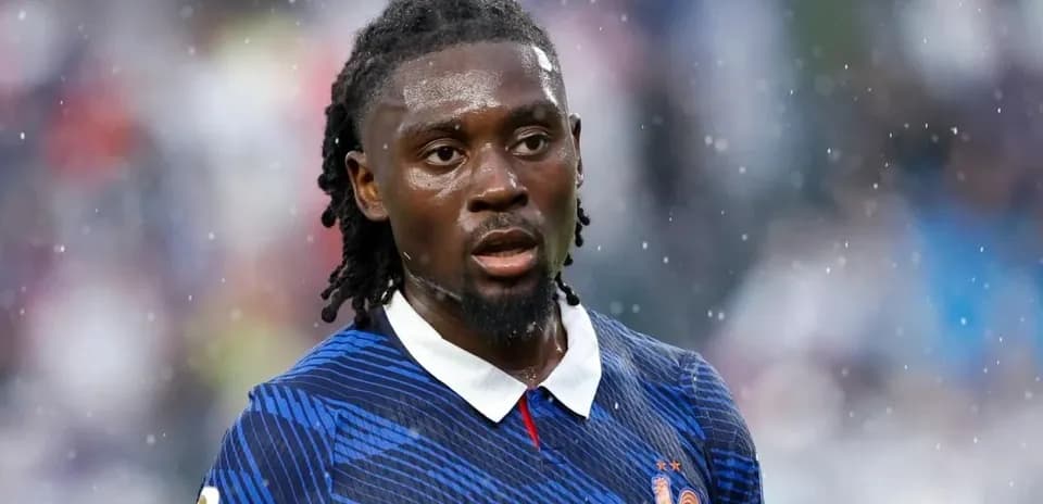 Jugador de Francia en campo bajo la lluvia