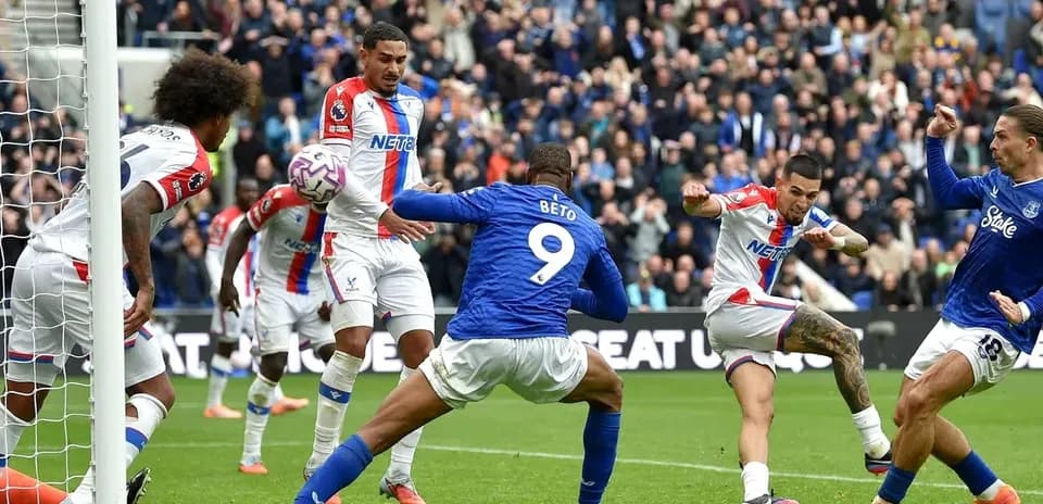 Jugadores de Crystal Palace y Everton en acción