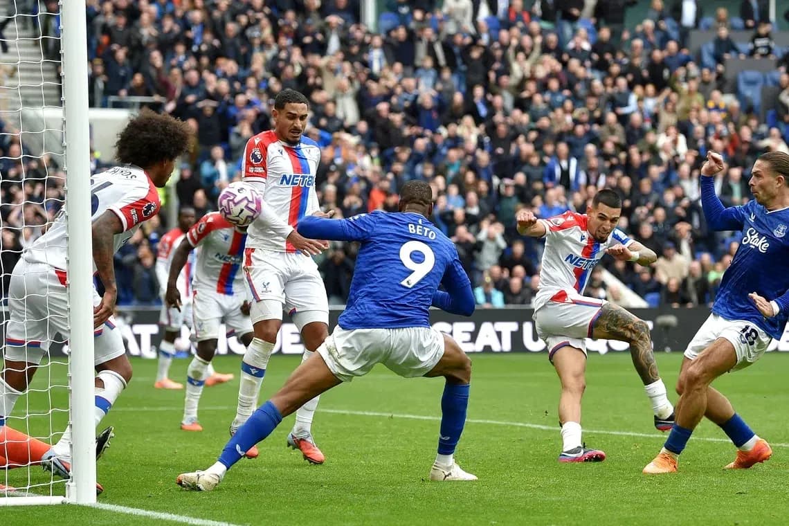Jugadores de Crystal Palace y Everton en acción