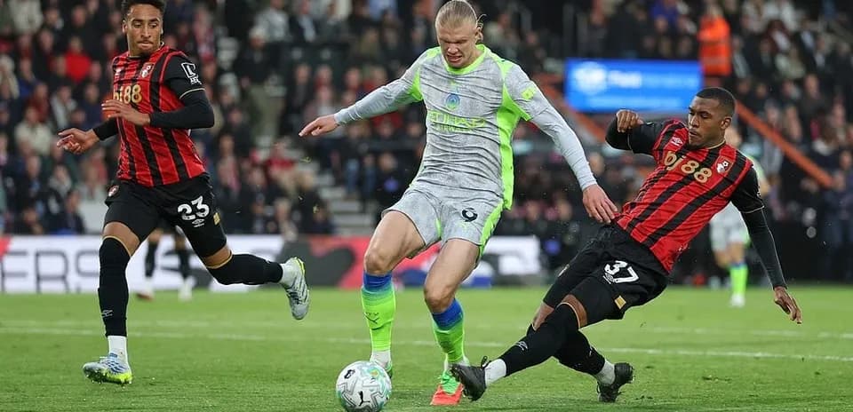 Erling Haaland superando a dos defensores de Bournemouth