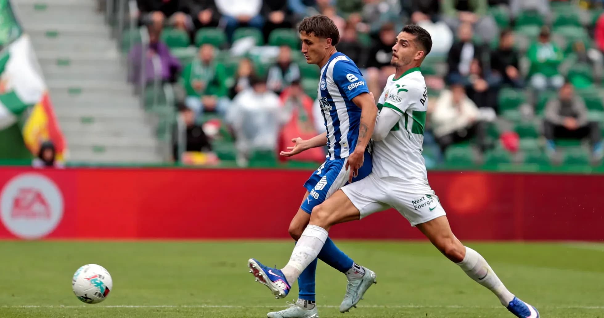 Jugadores de Elche y Alavés en acción