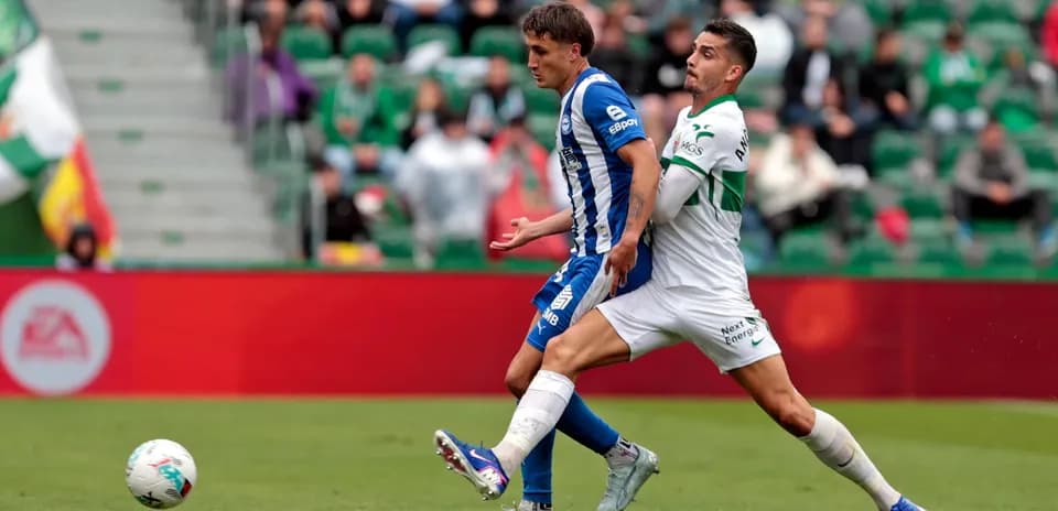 Jugadores de Elche y Alavés en acción