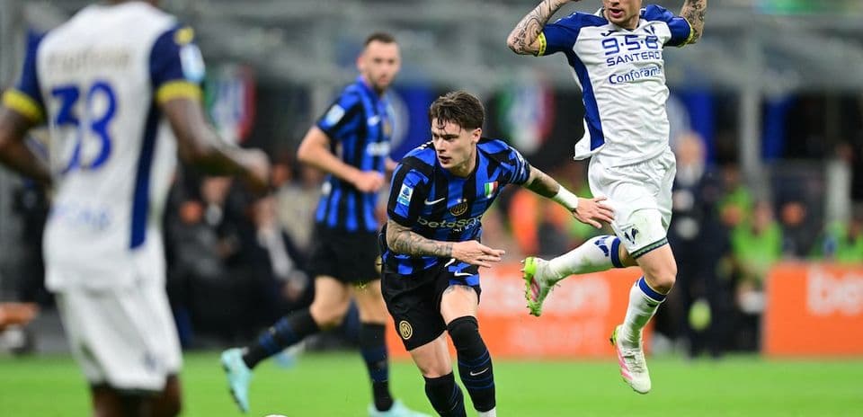 Jugador de Inter superando a defensor de Hellas Verona